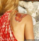 组图：莱弗利海滩漫步清凉秀美腿 蝴蝶纹身性感曝光