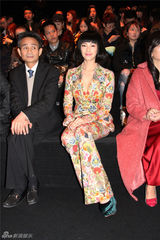 组图：张雨绮浪漫梨花装入围RCFA十佳