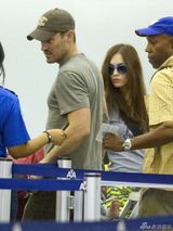 组图：梅根与老公现身机场 藏孕肚低调避狗仔