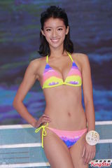 组图：港姐决赛前泳装亮相 上届冠军模拟戴后冠