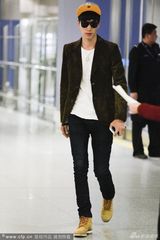 组图：张亮黑超帅气现身机场 吐舌卖萌秀好身材