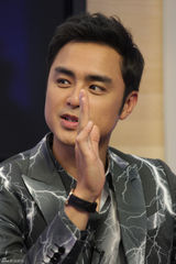 组图：明道赤膊录歌照镜子 纪佳松太太常查岗