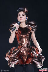 组图：Selina延迟造人 Ella挤胸性感舞老公最爱