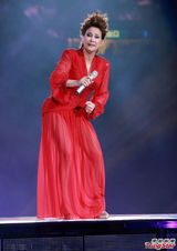 组图：甄妮香港个唱开幕 低胸热舞秀豪乳