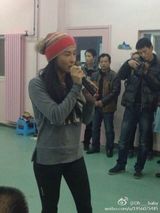 组图：张柏芝牵手小孩跳江南style被赞有爱心