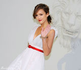 幻灯图集：杰西卡-阿尔芭白裙秀女人味 和伊万同台