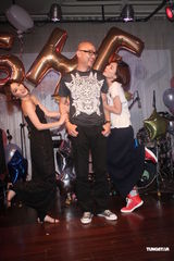 组图：SHE失落金曲奖仍庆功 Ella为Selina数度哽咽