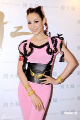 幻灯图：谢婷婷低胸装抢镜 赴云南与男友过圣诞