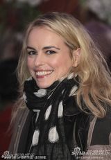 《大器晚成》首映 伊莎贝拉获电影节主席扶肩支持