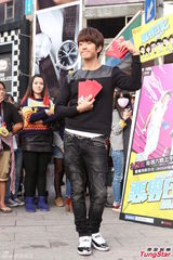 组图：王思平怀秋情人节发一元红包宣传新剧