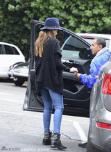 组图：阿尔芭潮装抢镜 头戴宽檐帽变时尚达人