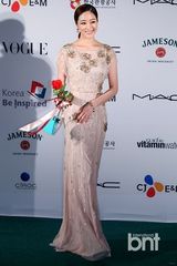 组图：韩孝珠玉泽演等众星亮相釜山电影节蓝毯