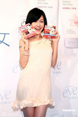 幻灯图：小S自信舞出S曲线 大方秀出私密嫩白术