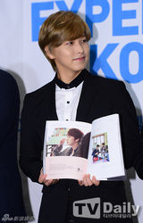 组图：SJ推旅行书分享韩国点滴 成员甜蜜拥抱