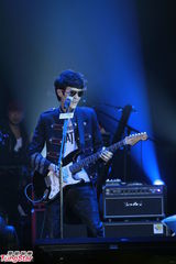 组图：黄贯中享受照顾爱女 携手方大同秀吉他