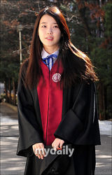 组图：韩国女歌手IU回母校参加高中毕业典礼