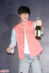 组图：卢广仲改变“马桶盖”发型为明年入伍做准备