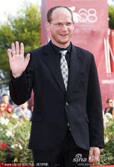 组图：《替代》首映礼 莎朗-塔尔蓝裙惊艳红毯