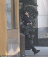 组图：王菲扎小辫现身上海 不顾形象抠鼻子