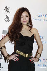 组图：黄秋生带儿子拍电影 杨千嬅力挺任贤齐