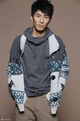 组图：《山楂树》主演写真 谋男谋女郎秀时尚造型