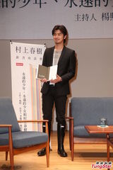 组图：陈柏霖黑色西装现身 脚穿雨靴造型混搭