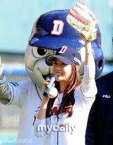 组图：韩星李多海为棒球比赛开球展明朗笑容
