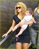 组图：夏奇拉携子赴巴黎 儿子清秀可爱似女孩