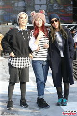 组图：S.H.E亮相台北跨年 潮装戴眼镜又萌又酷