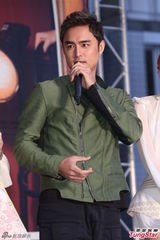 组图：Dream Girls露腿办签唱 明道帅气助阵