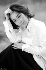 组图：丁柳元黑白写真 知性甜美展文艺范儿