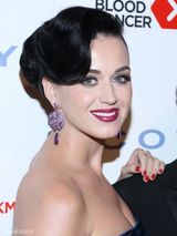 组图：凯蒂-佩里鱼尾印花裙亮相 烈焰红唇美艳