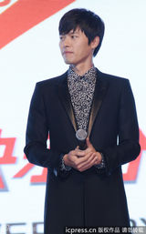 组图：韩星玄彬现身上海活动遭粉丝热情熊抱