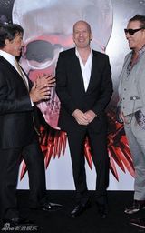 幻灯图：《敢死队》洛杉矶首映 史泰龙领衔众硬汉