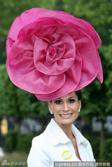组图：英国皇家赛马会举行 众名媛捧场帽美如花