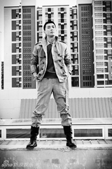 组图：保剑锋携妻登封面 机车造型酷帅有型