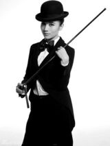 组图：小宋佳变身狂野逗趣女爵 贴须执仗雅痞十足