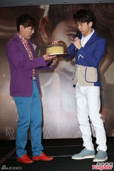 组图：光良举办新专辑发片记者会 张信哲站台