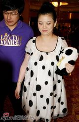 高清组图：李湘公开秀大肚 自曝体重已达140斤