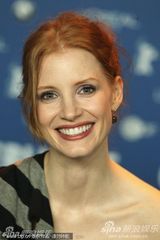 高清图：《大将军寇流岚》发布会 拉尔夫费因斯护花