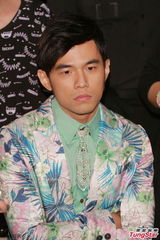 组图：周杰伦带病宣传巡演 花西服帅气抢镜