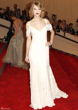 高清组图：纽约大都会庆典 斯威夫特白裙圣洁