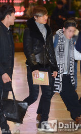 组图：BigBang休闲装帅气亮相机场赴日开唱