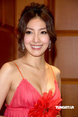 组图：梁咏琪黑超出席亚太影展 杨谨华低胸抢镜