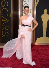 组图：佩内洛普-克鲁兹粉色礼服性感露香肩