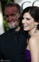 高清组图：桑德拉-布洛克透视紫裙现身 大展性感