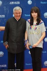 组图：赵本山携爱女亮相华鼎奖红毯