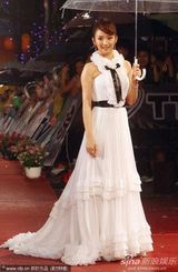 高清组图：金曲奖红毯星光熠熠 那英躲雨不顾形象