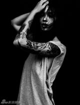 组图：俄罗斯个性美女纹身摄影师性感写真