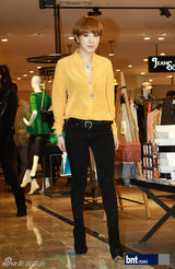 组图：韩星徐仁英黄色耀眼衬衫亮相活动引眼球